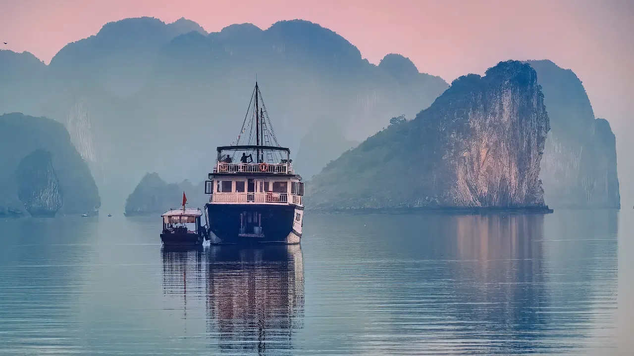 boat in halong bay for tourists