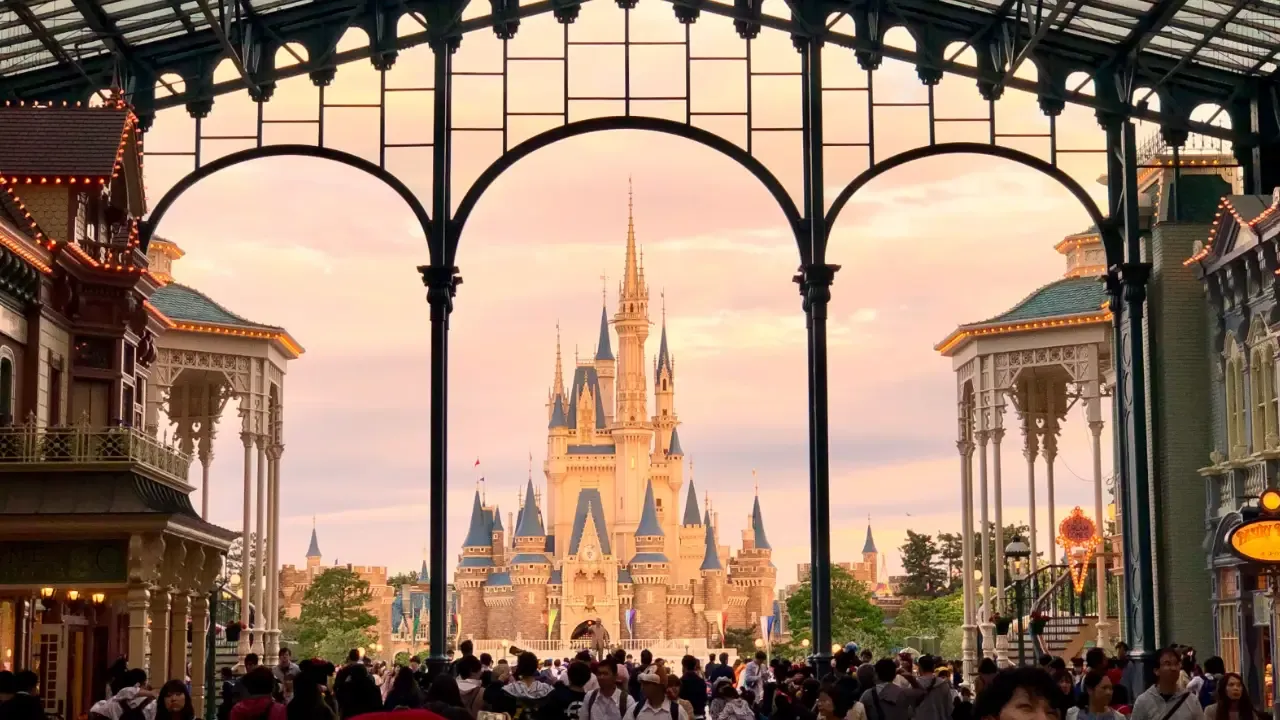 tokyo disneyland entrance with crowds